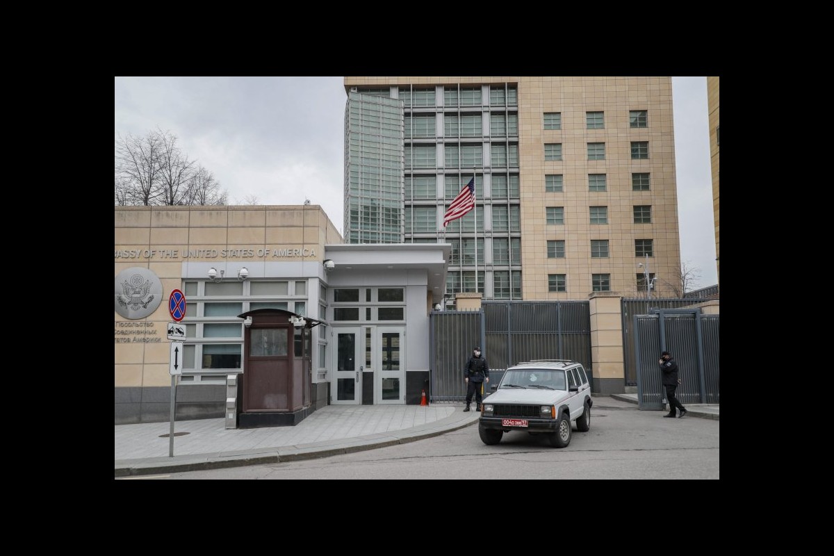 The US embassy in Russia :  American citizens leave immediately