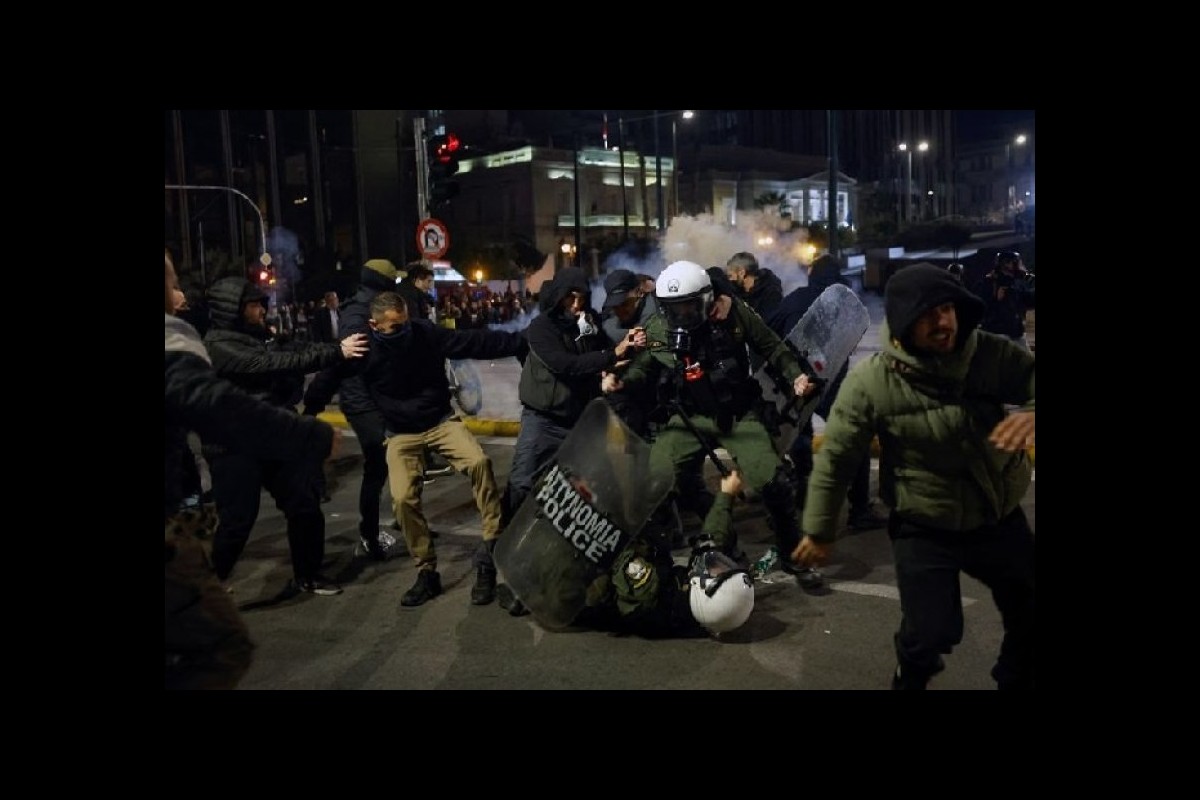 Greece, violent clashes between police and demonstrators over train accidents