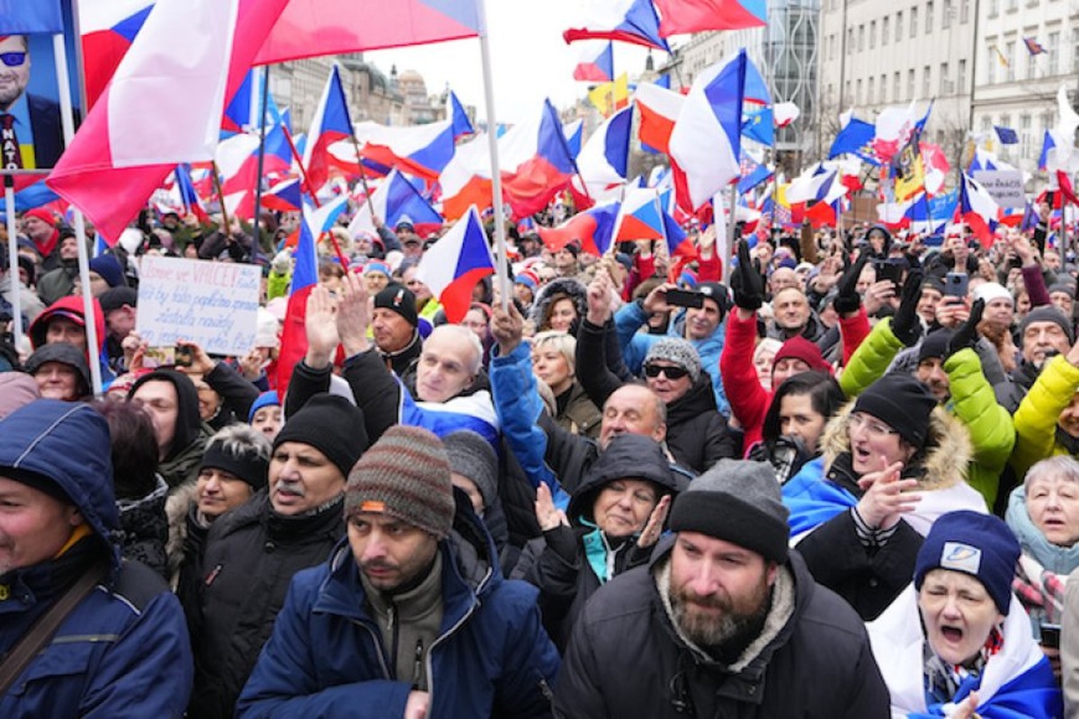 Жители Праги вышли на массовые протесты против инфляции и военной поддержки Украины