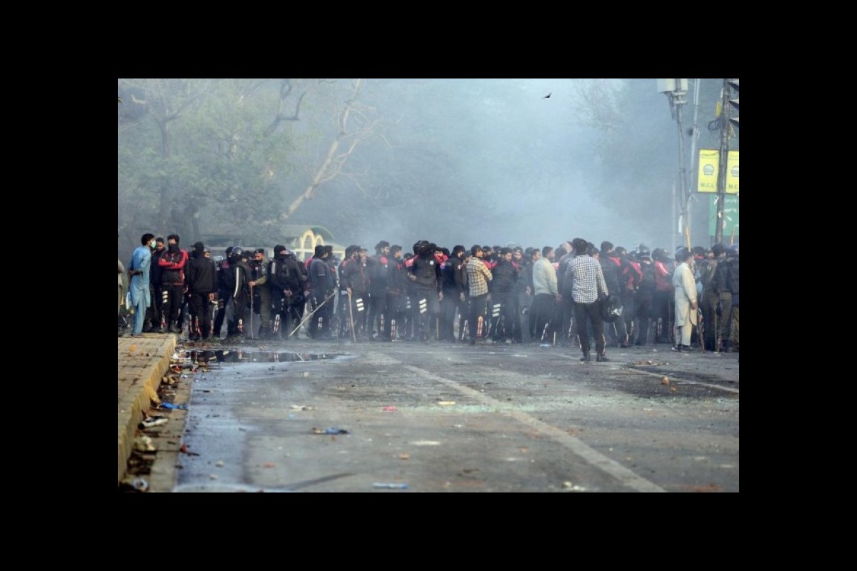 Pakistan: Clashes in attempted arrest of Khan
