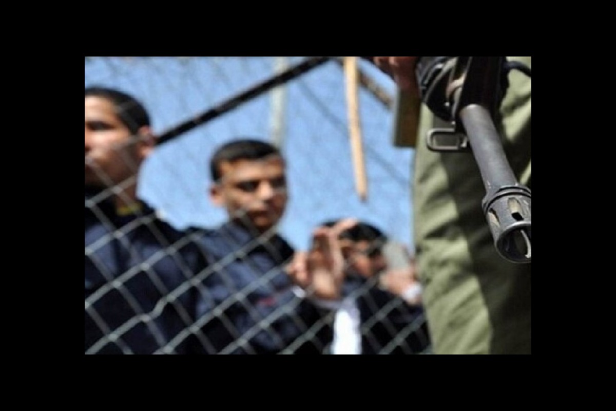 Massive hunger strike by Palestinian prisoners in Israeli jails