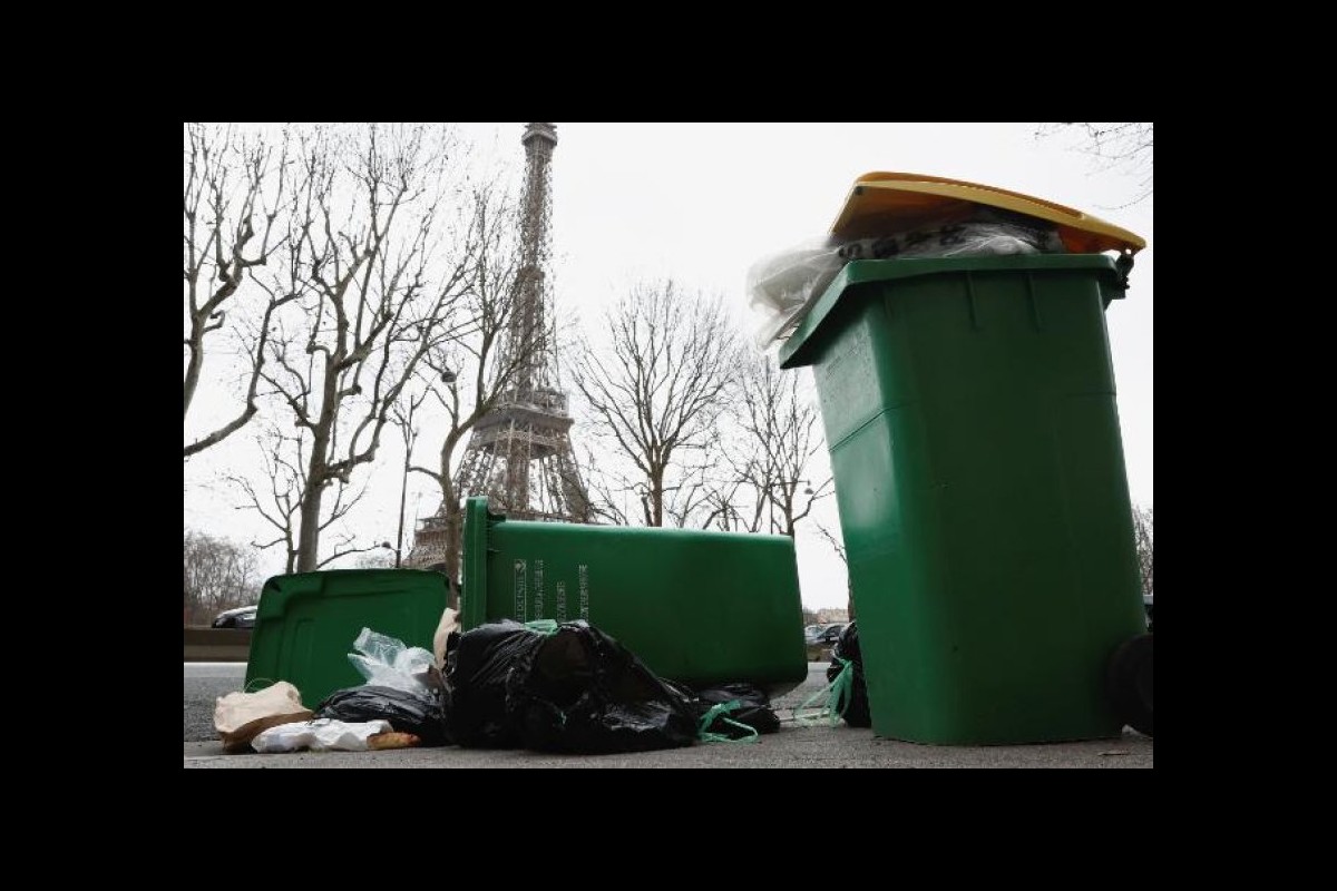 More than seven thousand tonnes of trash pile up in Paris