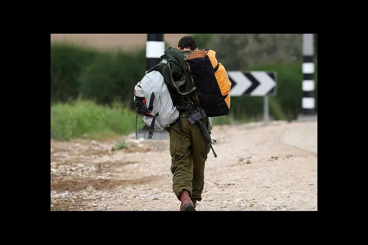 What are the major movements campaigning against serving in the Zionist regime's armed forces?