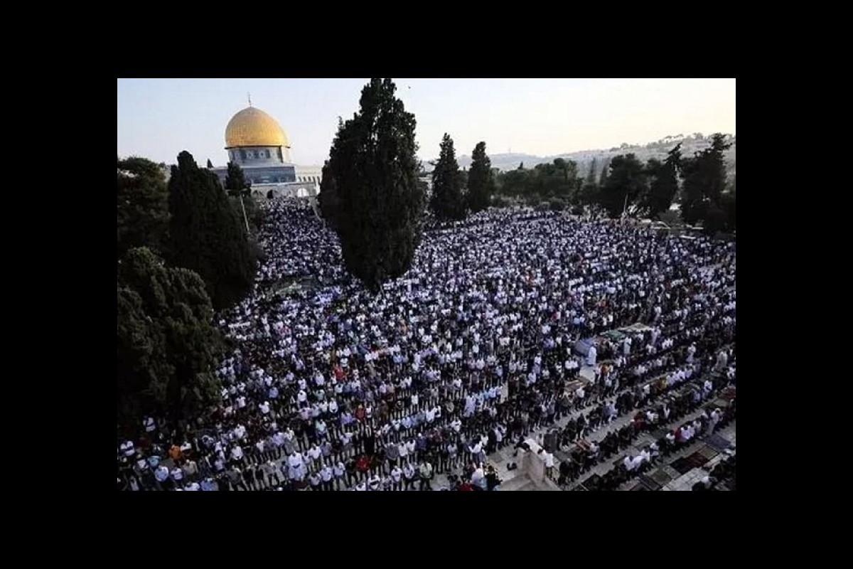 Conducting Friday prayers at the Al-Aqsa Mosque with the participation of 50,000 Palestinians