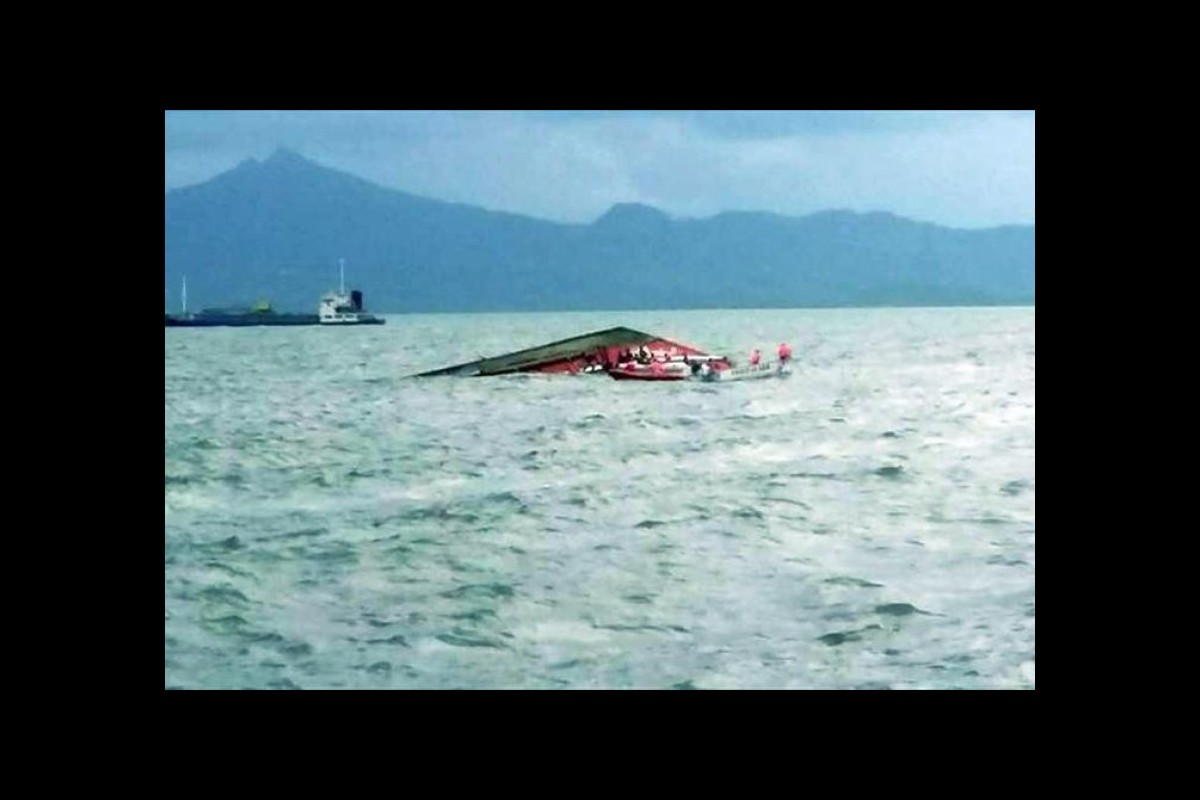 Nigeria: boat capsizes, at least 100 dead