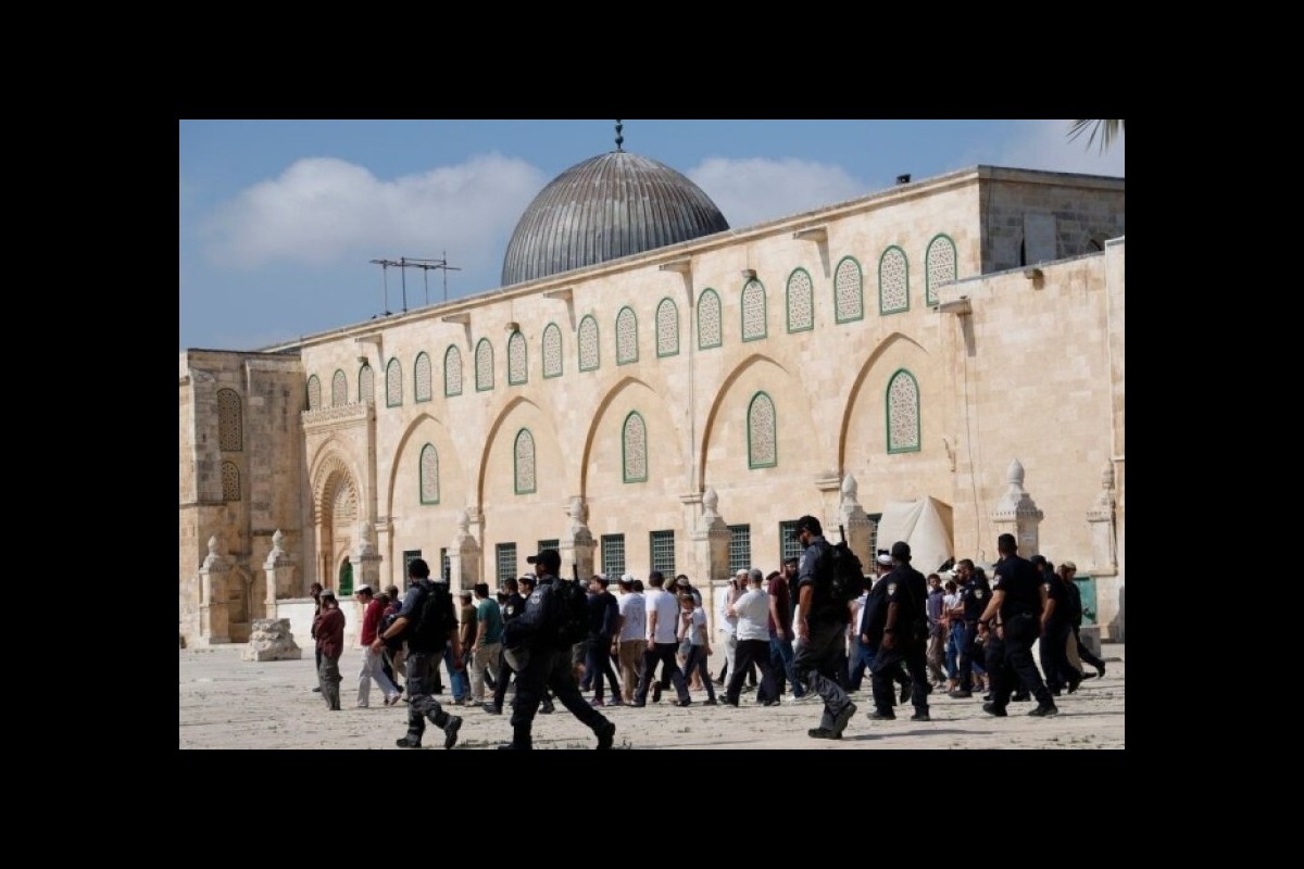 Zionists again invade the Al-Aqsa Mosque