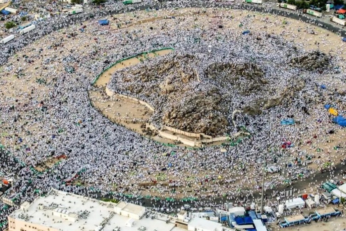حجاج بيت الله الحرام يؤدون ركن الحج الأعظم في عرفات