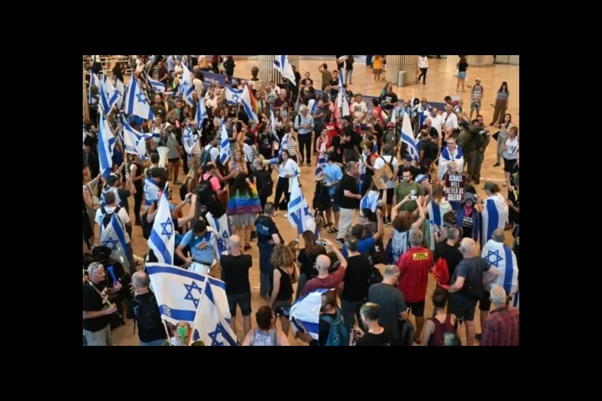 Protest against Netanyahu at Ben Gurion Airport