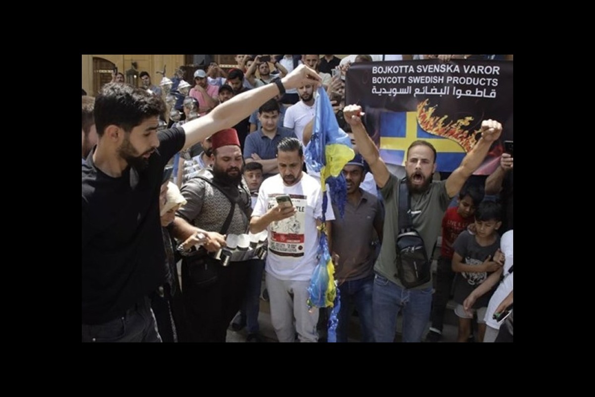 The faithful of Lebanon burned the flags of Sweden and the Zionist regime of Israel after the Friday prayer