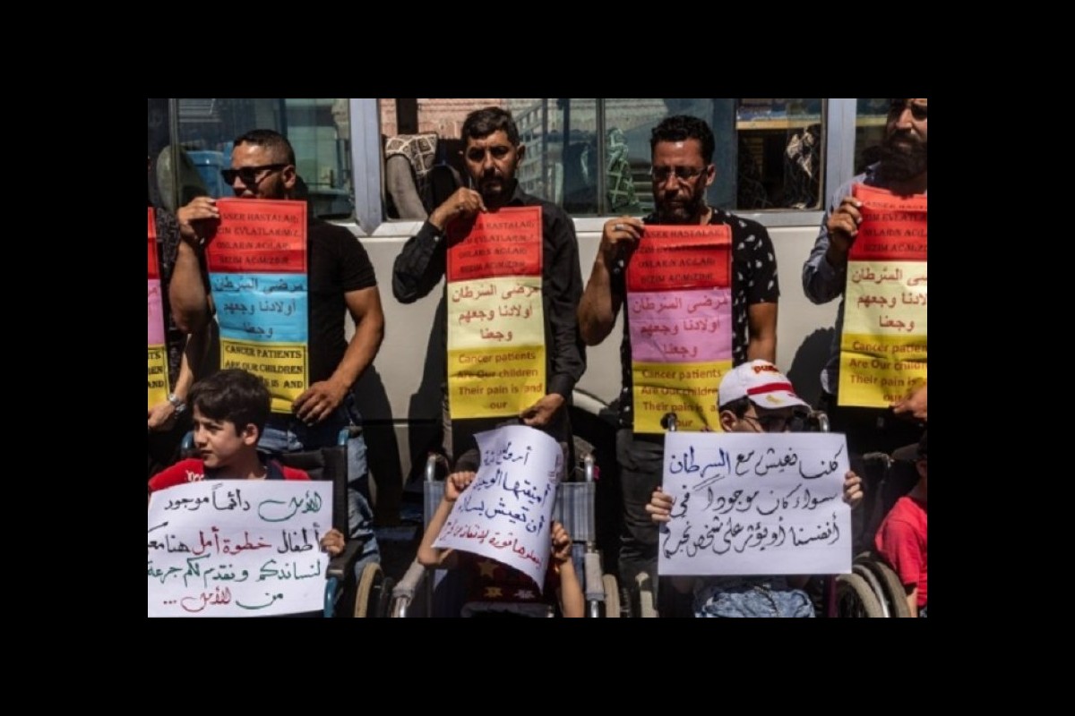 Syrian patients protest at the Turkish border