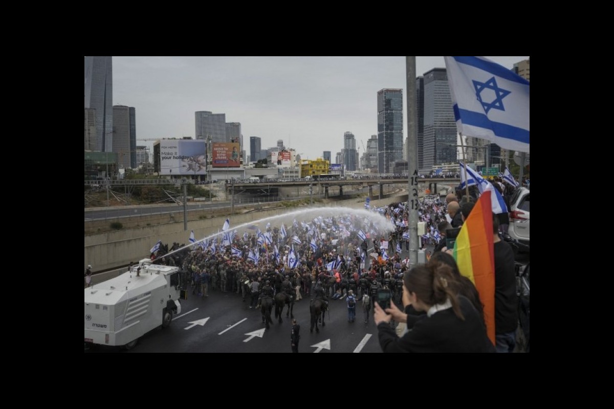 Continued conflict between protesters and Israeli authorities in Tel Aviv