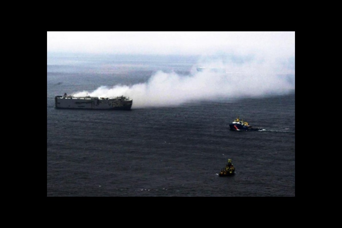 Big fire on a cargo ship: 500 electric cars were on board