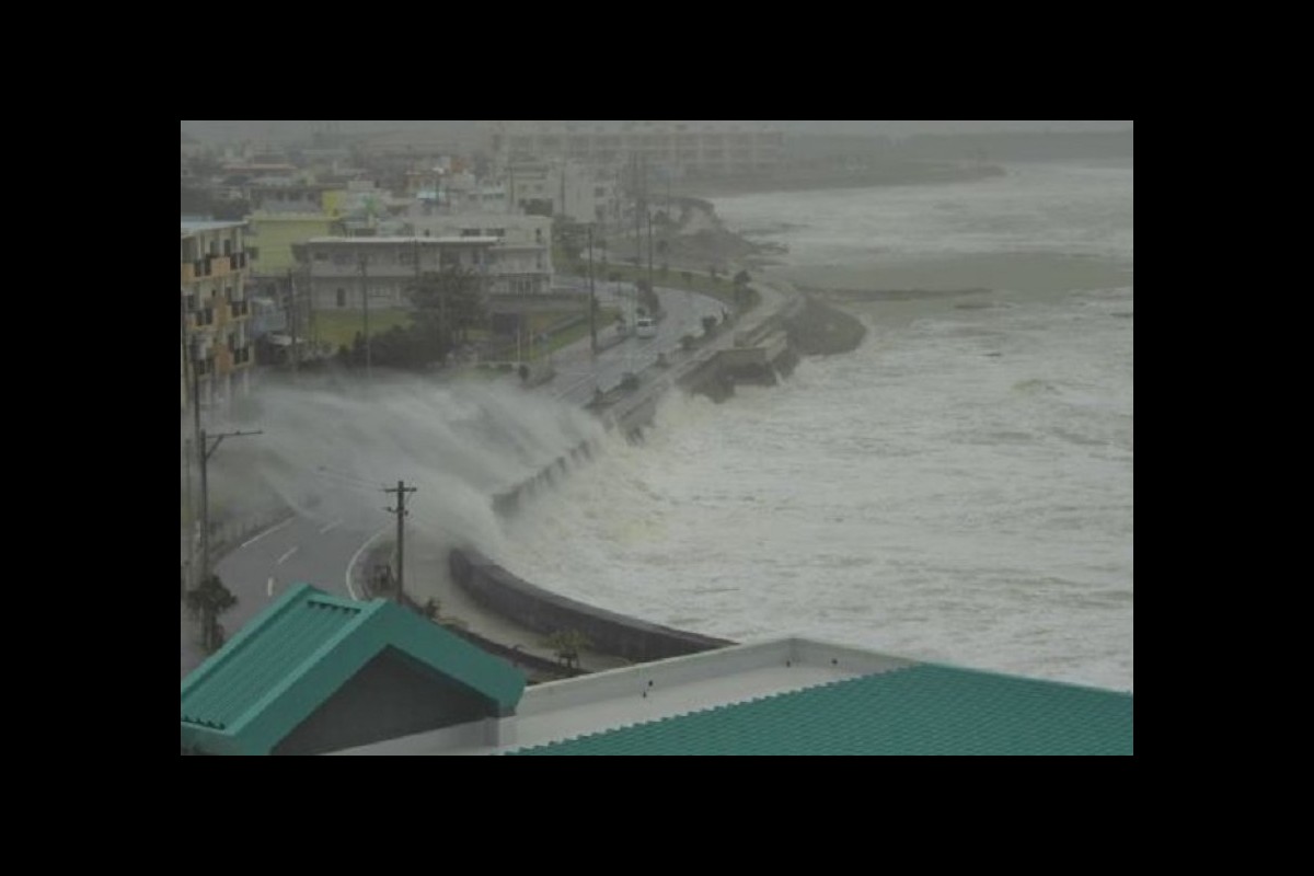Japan, typhoon Khanun hits Okinawa: one dead, 220 thousand houses in the dark