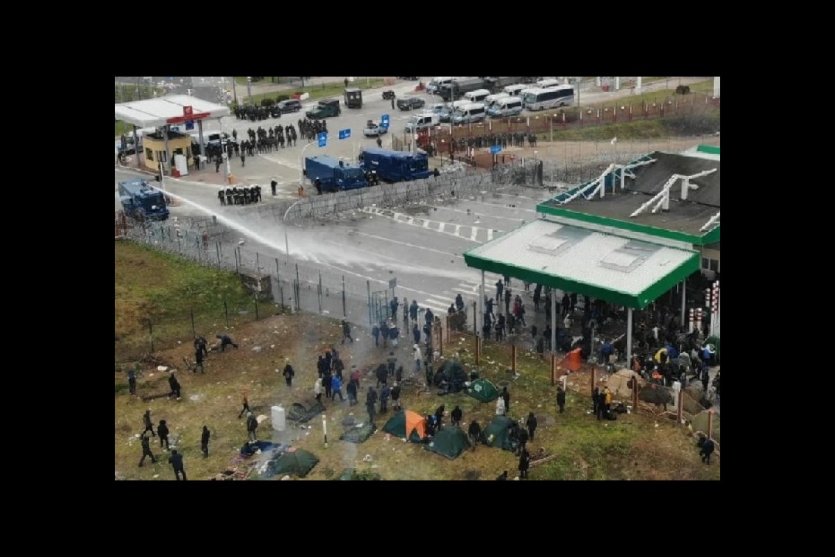 Migrants, Poland uses water cannons on the border with Belarus