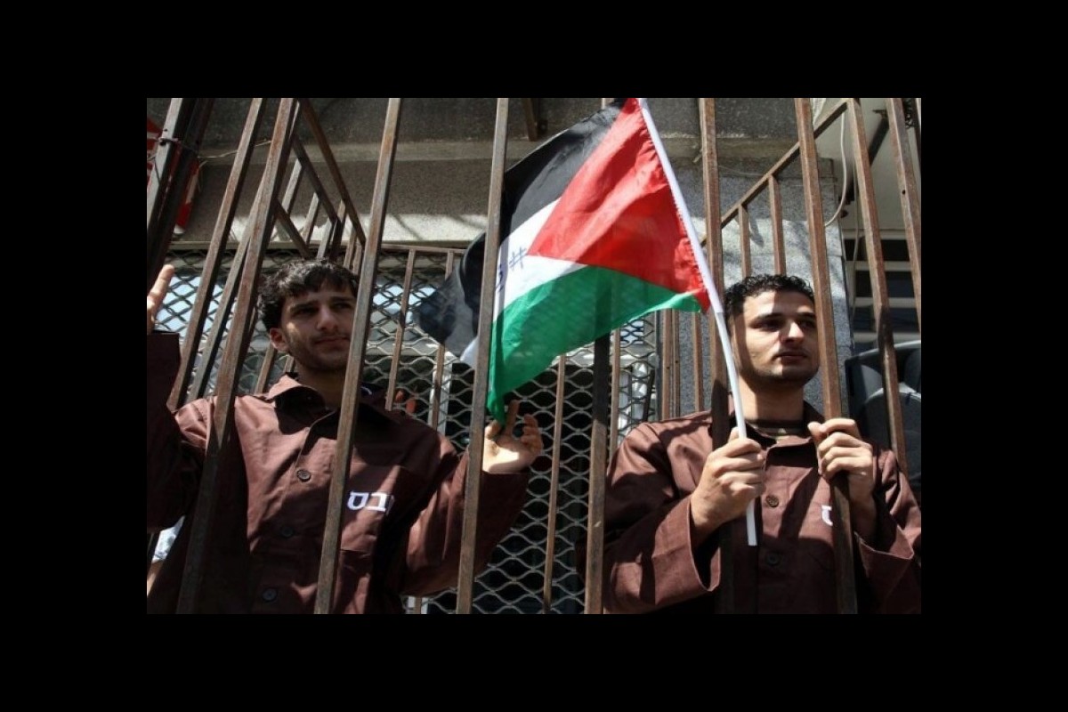 Palestinian prisoners go on hunger strike in Zionist prisons
