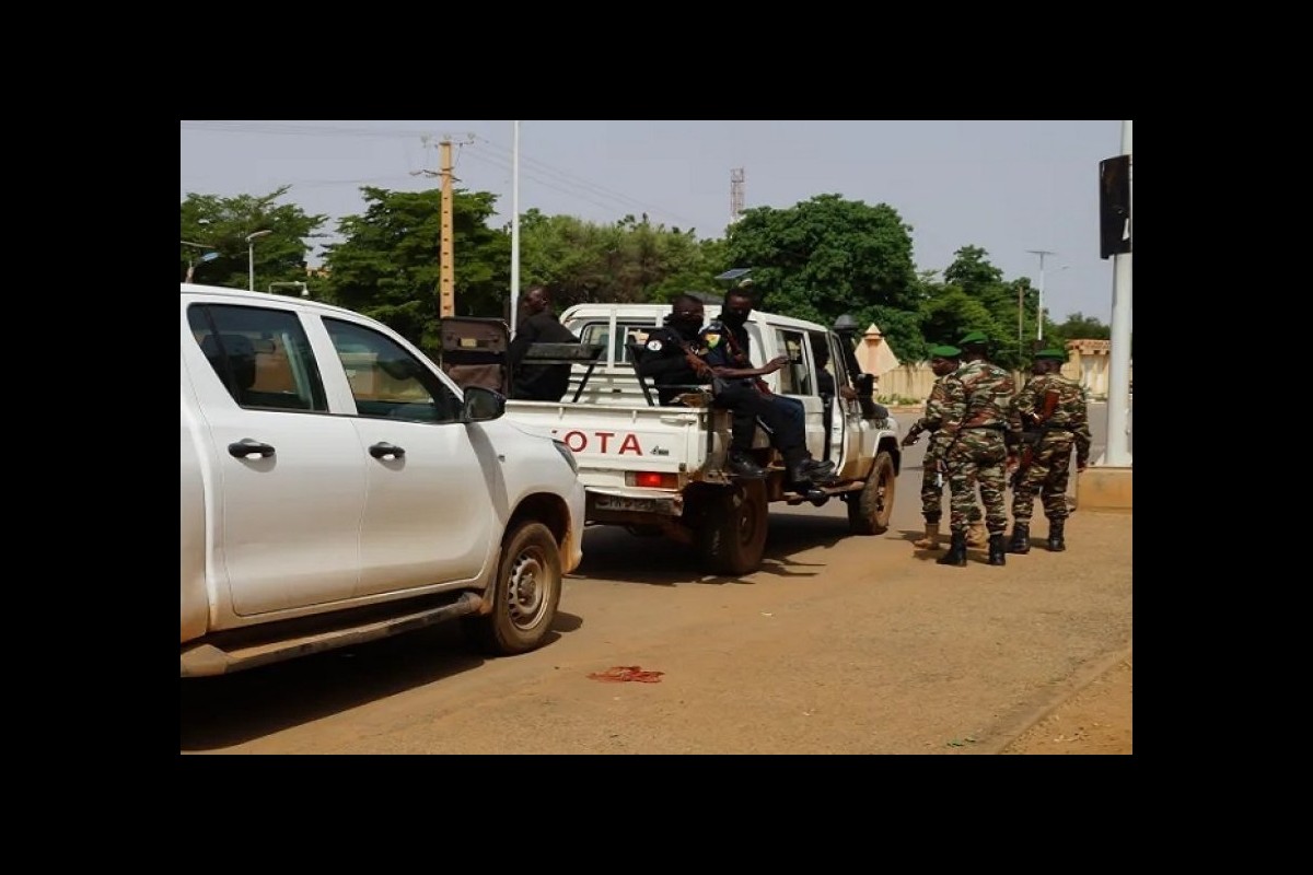 Niger police continue to surround the French embassy
