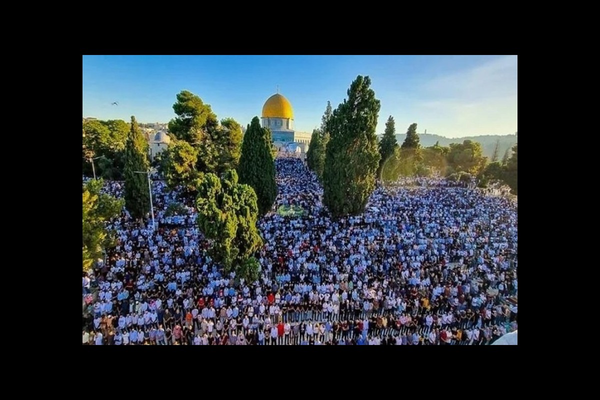 Thousands upon thousands of Palestinians pray the Friday Prayer in the Al-Aqsa mosque