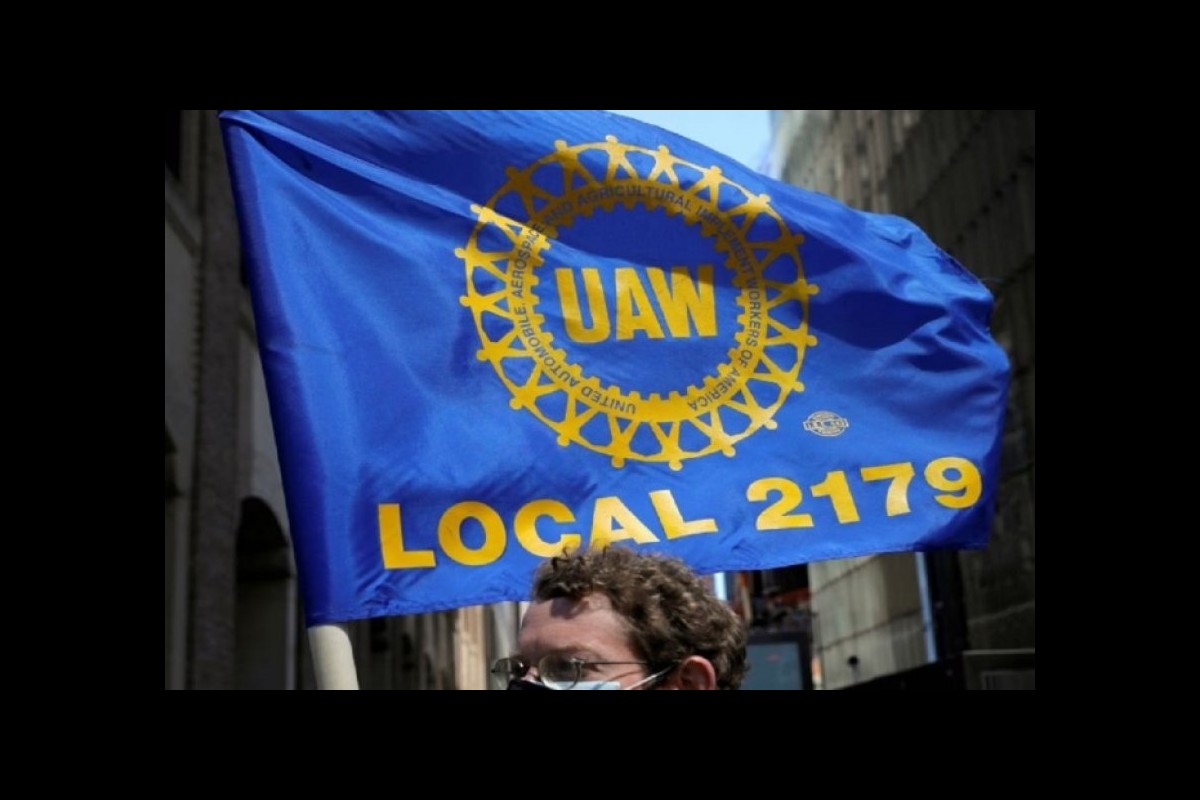 A mass strike of auto workers began in the United States