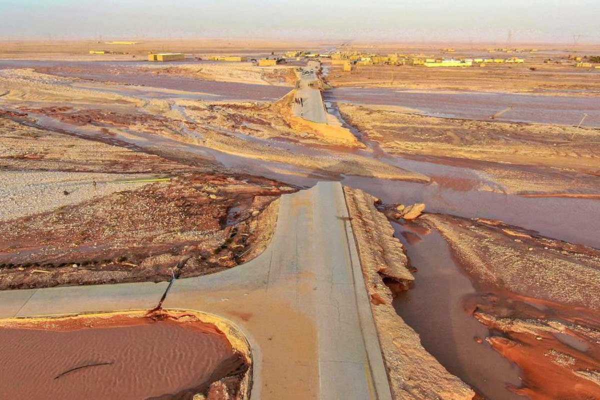 عاصفة دانيال في ليبيا.. مخاطر صحية وبيئية تحدق بالناجين في درنة