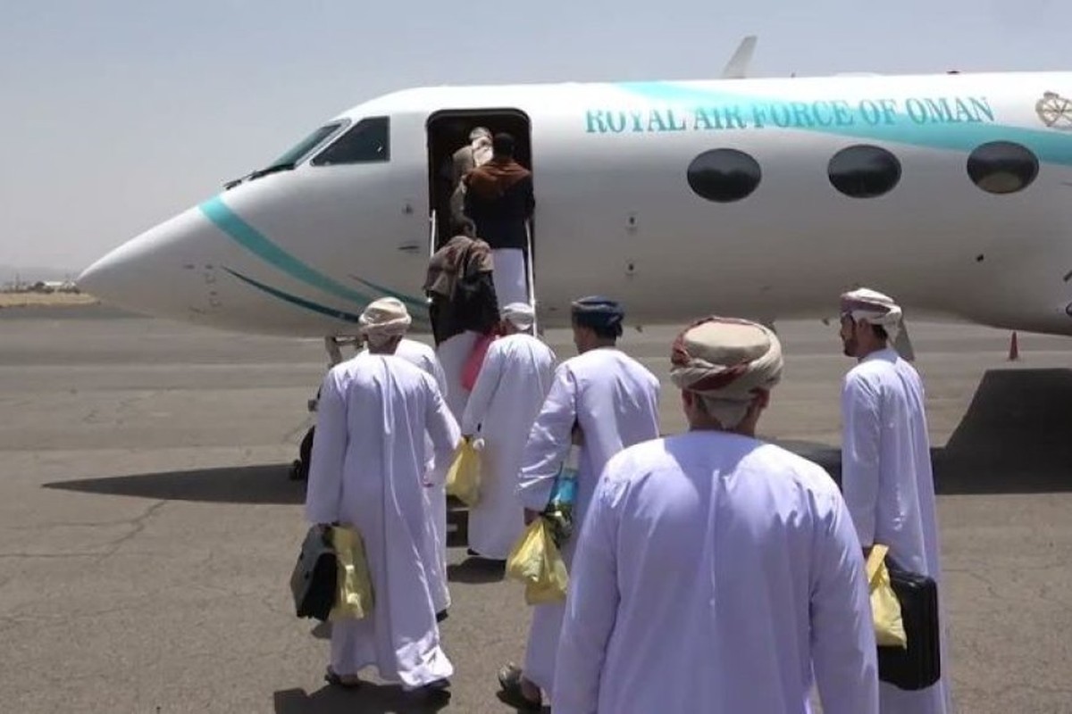وفد صنعاء يحط في الرياض بدعوة رسمية.. جولة تفاوض حاسمة