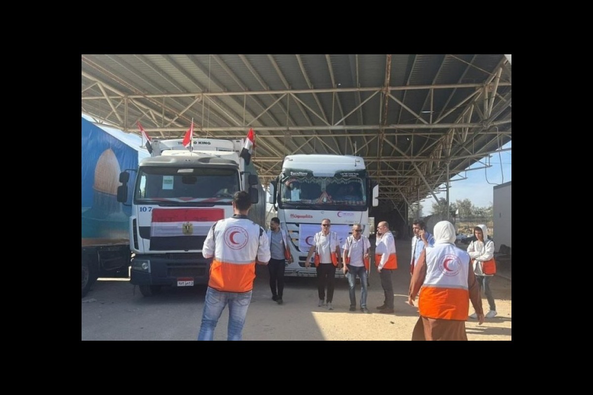 The first humanitarian aid enters the Gaza Strip