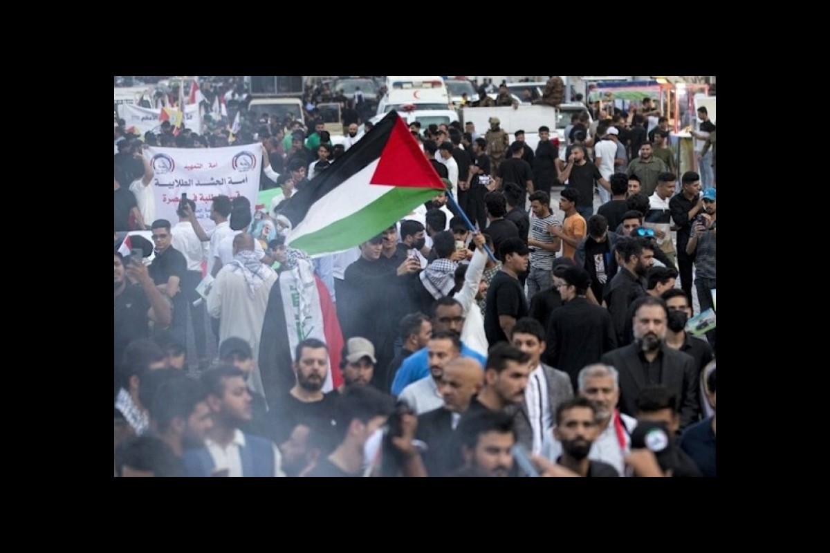 Thousands of Iraqis gather on the Jordanian border in solidarity with the Palestinians