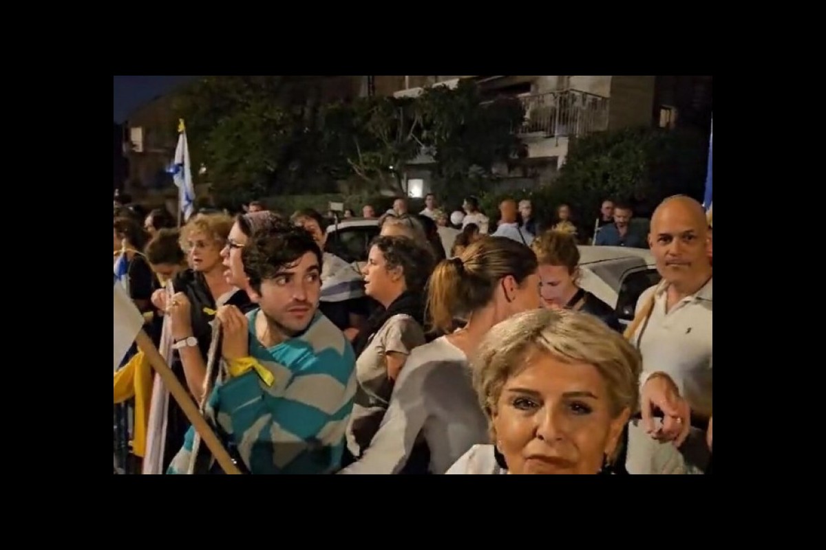 Families of Zionist prisoners demonstrated in front of Netanyahu's house
