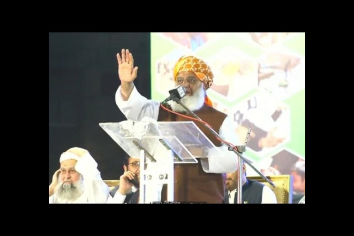 Holding a large meeting of Palestinian freedom supporters in Karachi