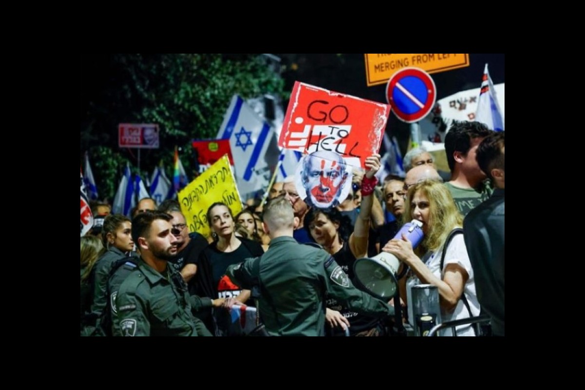 Demonstrations against Netanyahu in Tel Aviv escalate into clashes with police