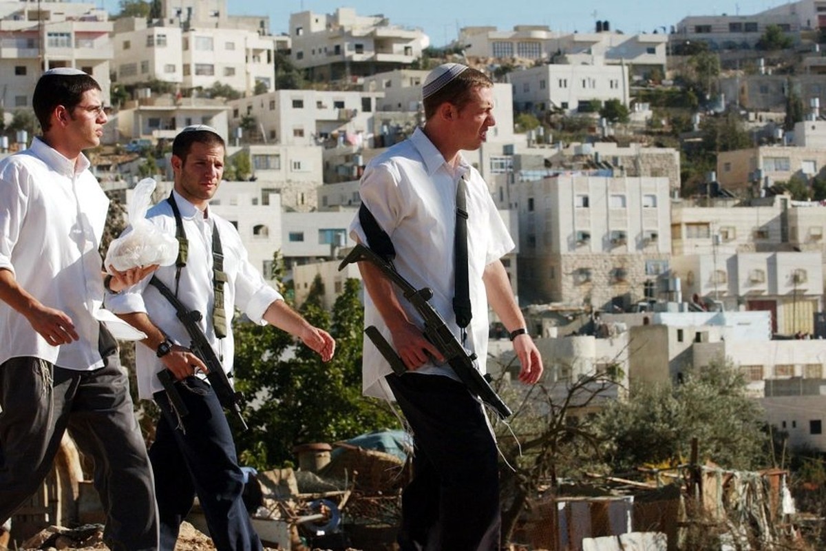 مسؤول فلسطيني: 63 تنظيماً مسلحاً للمستوطنين يمارس الإرهاب والقتل الوحشي