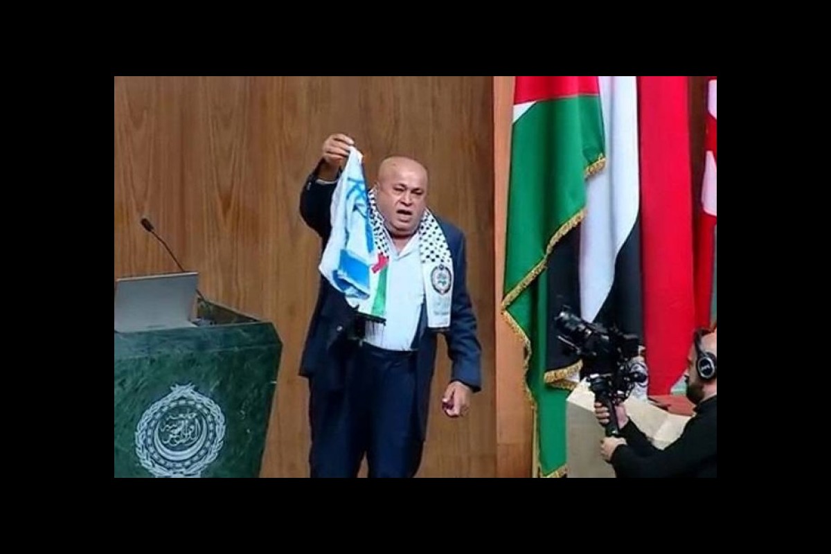 A Jordanian MP burned the flag of the Zionist regime in the Arab League parliament