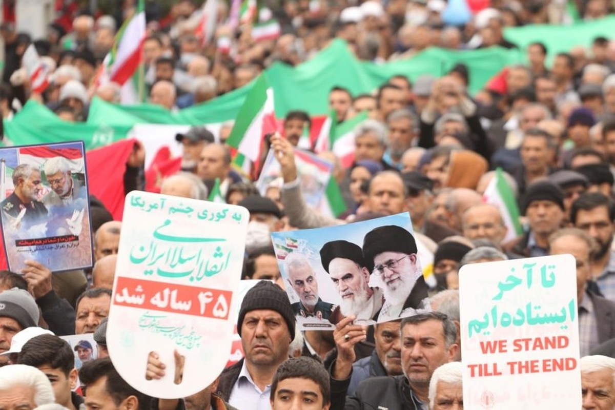 در جشن 45 سالگی پیروزی انقلاب اسلامی خیابان‌ها مملو از عاشقان شد