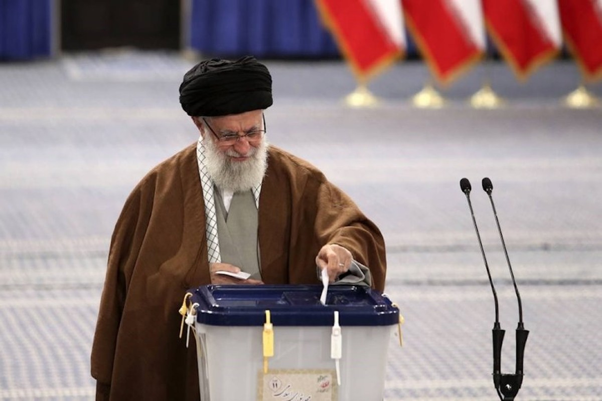 مراكز الاقتراع تفتح أبوابها أمام الناخبين الإيرانيين.. والسيد خامنئي يدلي بصوته