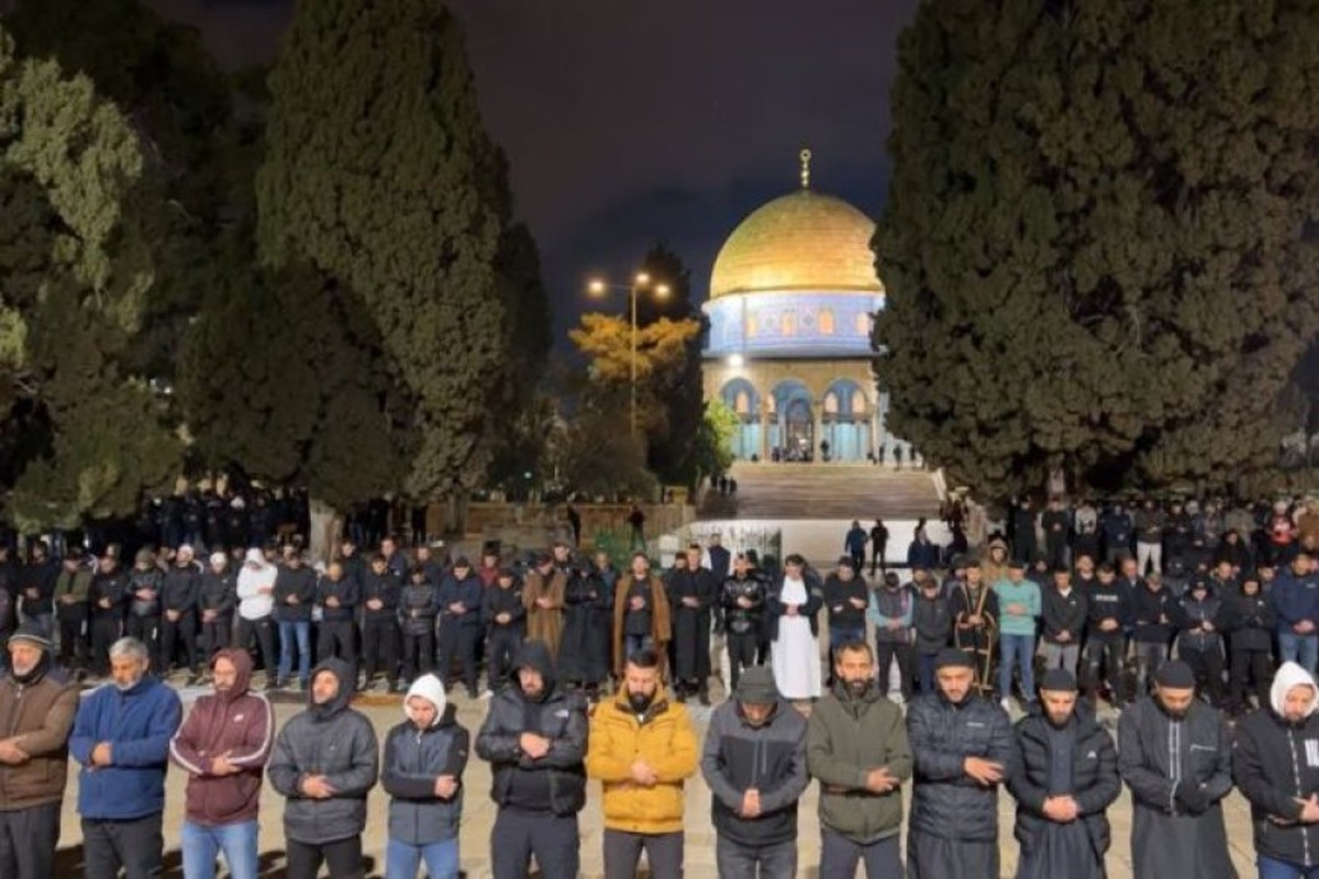 متحدّين إجراءات العدو.. آلاف المصلين يؤدون الصلاة في المسجد الأقصى