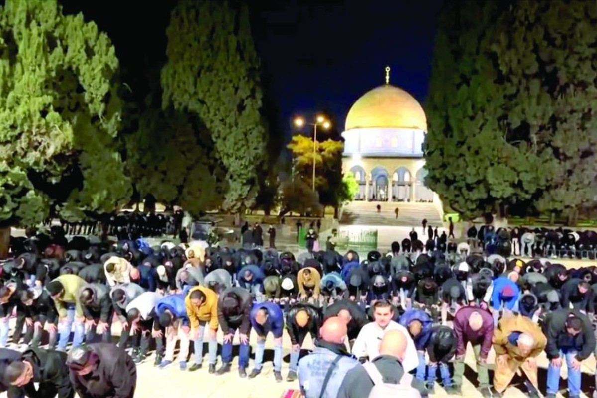 الآلاف يؤدون صلاة الفجر في رحاب المسجد الأقصى المبارك