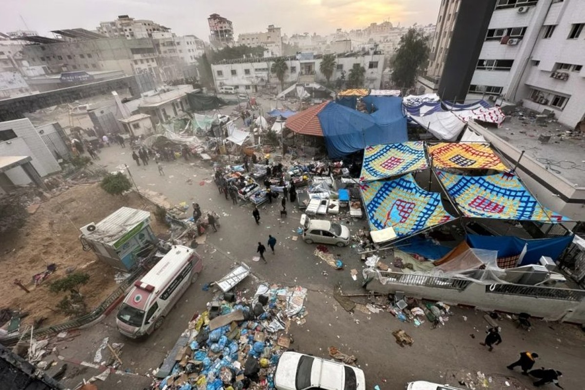 أكثر من 30 ألف فلسطيني محاصرون في مجمّع الشفاء.. والاحتلال يداهمه ويطلب إخلاء المنطقة