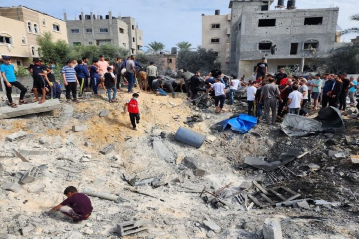 مجزرة جديدة في دير البلح.. وحصار مستشفيات غزة يتواصل وسط انقطاع الاتصال مع أطقمها