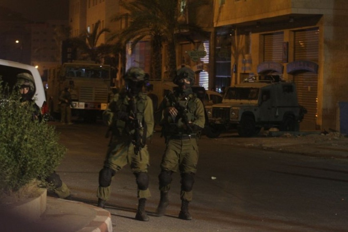 مقاومون فلسطينيون يتصدون لاقتحامات الاحتلال في الخليل ونابلس