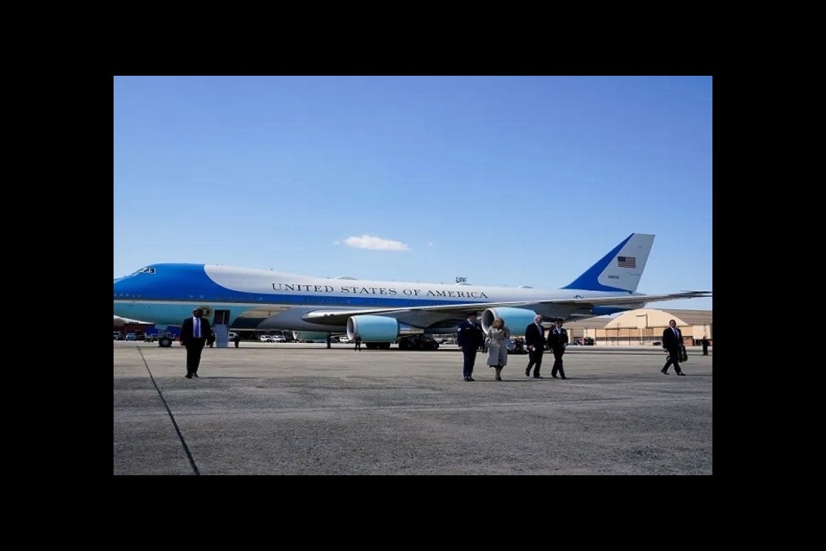 The White House complains, journalists are stealing the instruments of the president's plane