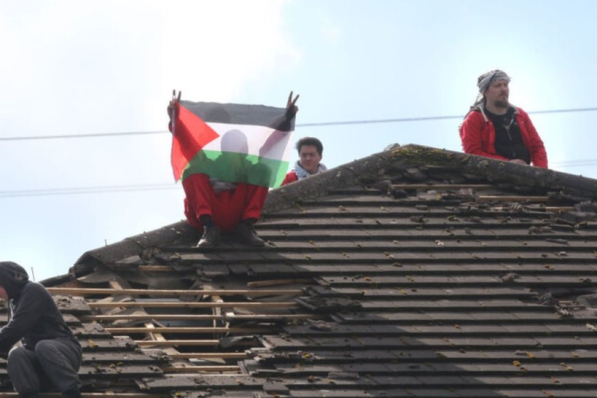 بريطانيا.. ناشطون يحطمون مصنع أسلحة يدعم إسرائيل