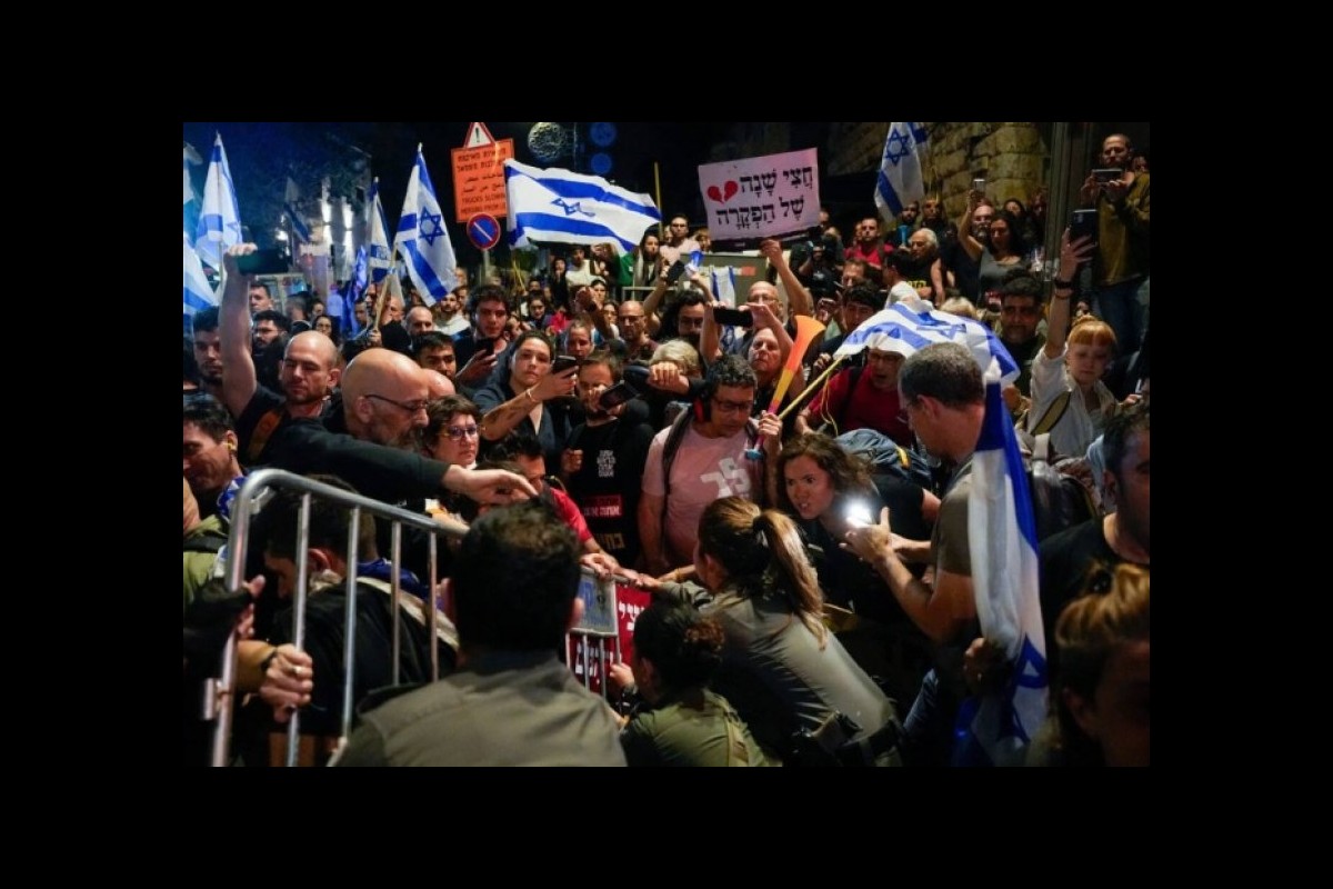Demonstration in front of the Zionist regime's parliament building against Netanyahu's policies