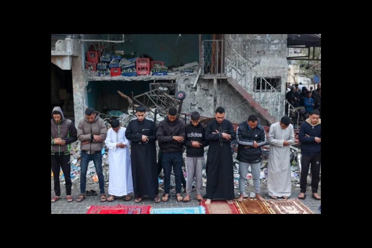 Gazan Muslims pray Eid prayer on rubble, thousands pray Eid in al Aqsa Mosque