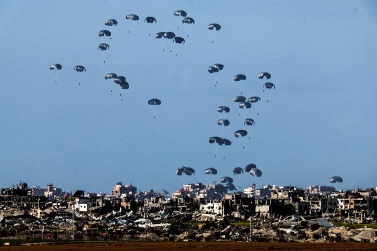 غزة: استشهاد 21 شخصاً بسبب عمليات الإنزال الجوي الخاطئة للمساعدات