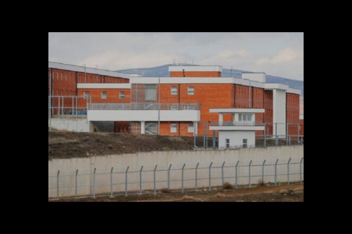 What is behind the decision to transfer prisoners from Denmark to Kosovo