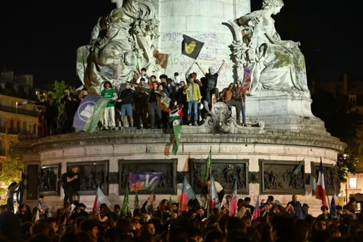 Люди вышли на улицы Парижа против победы "Нацобъединения" на выборах в ЕП