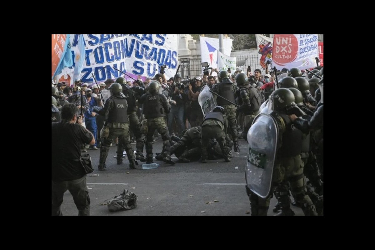 Argentine police confront anti-reform protesters