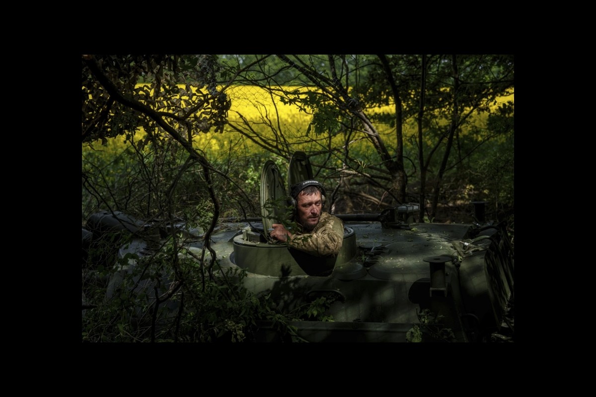 Ukraine Employs Flexible Defense Strategy Amid Waiting for Western Ammunition Supplies