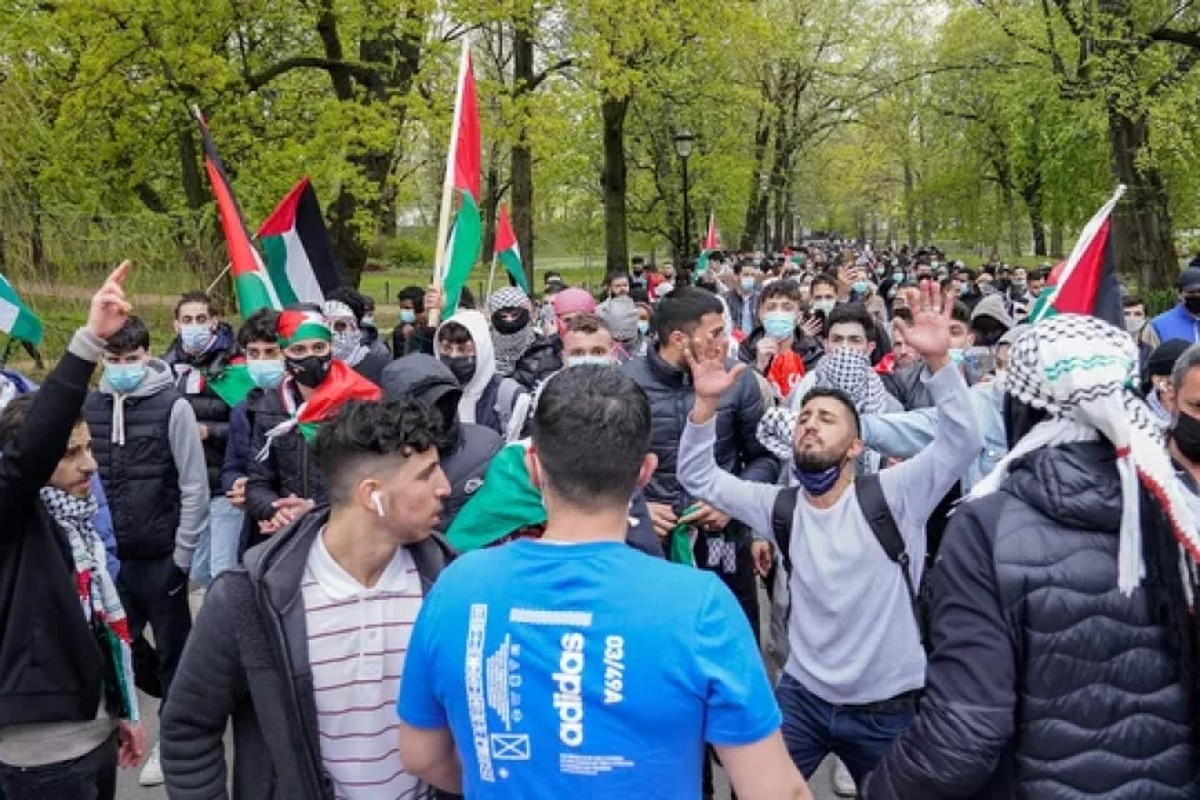 Пропалестинские демонстранты заблокировали вход в здание парламента Норвегии