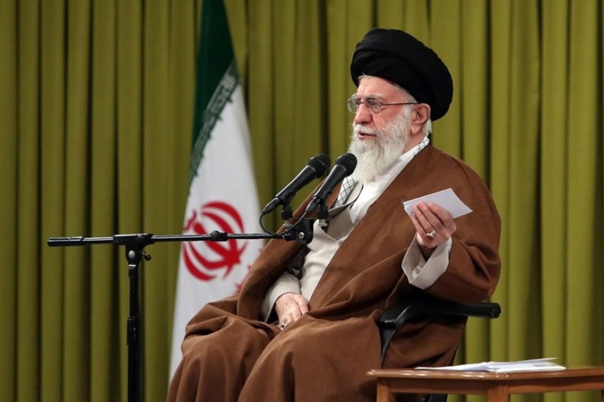 امام خامنه‌ای: حرکت مدافعان حرم ایران و منطقه را نجات داد