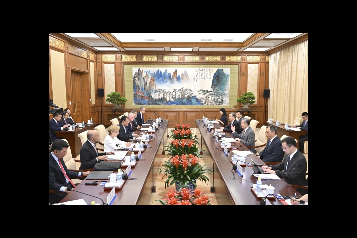 Chinese Officials Warn U.S. Executives of Tariff Risks, Urge for Improved Relations